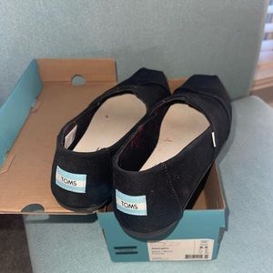 Black Tom’s size 8.5.